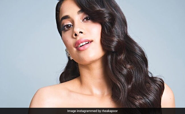 जाह्नवी कपूर की पहली ग्लैमरस एंट्री, बहन सोनम कपूर को इस अंदाज में दे रही हैं टक्कर