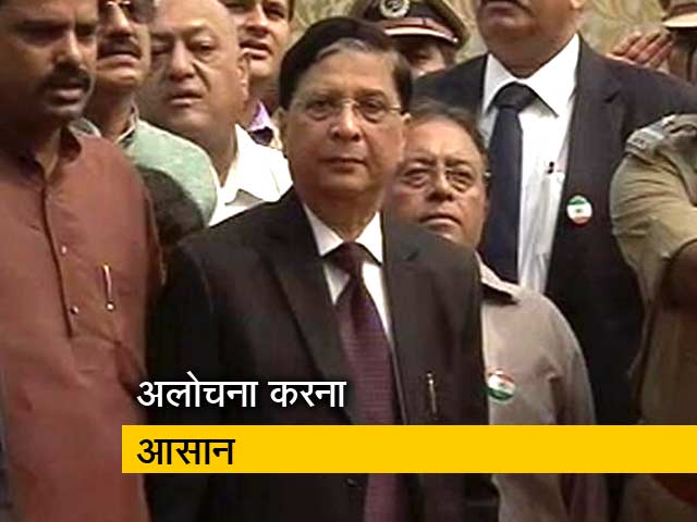 CJI दीपक मिश्रा ने कहा, संस्&zwj;थान की अलोचना करना और नष्&zwj;ट करना आसान