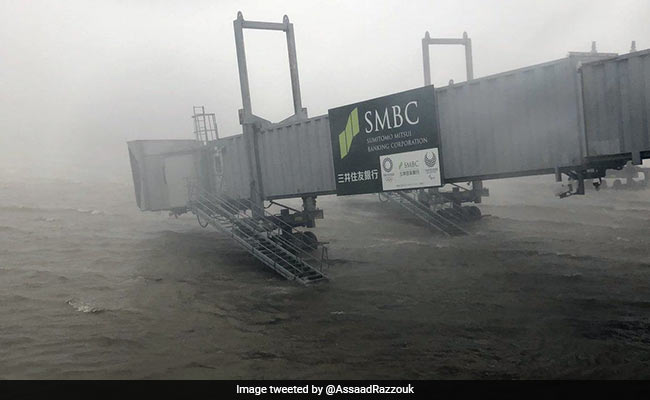 जापान में भयानक तूफान के बाद एयरपोर्ट पर बाढ़ की स्थिति, नाव की मदद से यात्रियों को निकाला जा रहा बाहर