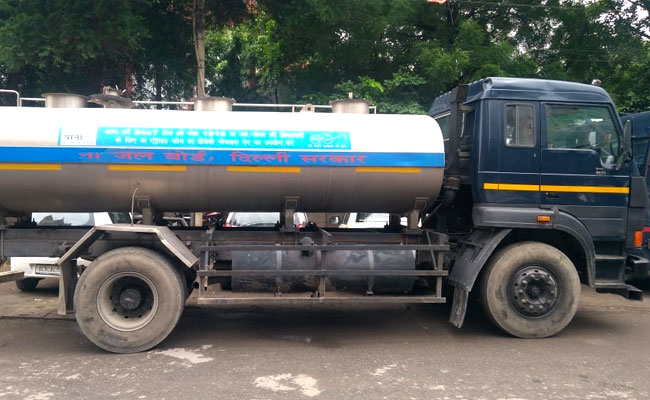 दिल्लीः पिता की आंखों के सामने टैंकर से कुचलकर मरी छात्रा, बहन की हालत गंभीर