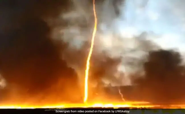 सब कुछ तबाह करने के बाद हवा में उड़ने लगी आग, वीडियो देख सभी रह गए SHOCKED