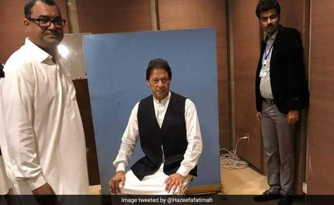 Imran Khan Borrows Waistcoat From Parliament Employee For Official Photo