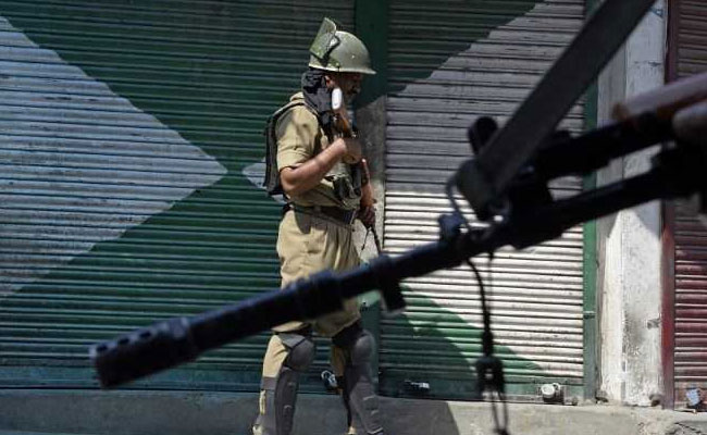 तलाशी के दौरान घर के अंदर गोली चलाने पर परिवार जवानों से भिड़ा, वायरल हुआ VIDEO