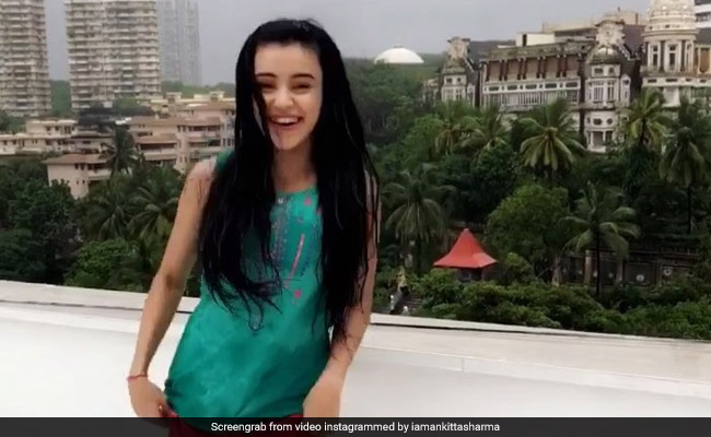 बारिश में पंजाबी सॉन्ग 'Saun Di Jhadi...' पर लगाए ठुमके, छत पर कुछ यूं किया धांसू डांस.. देखें Video