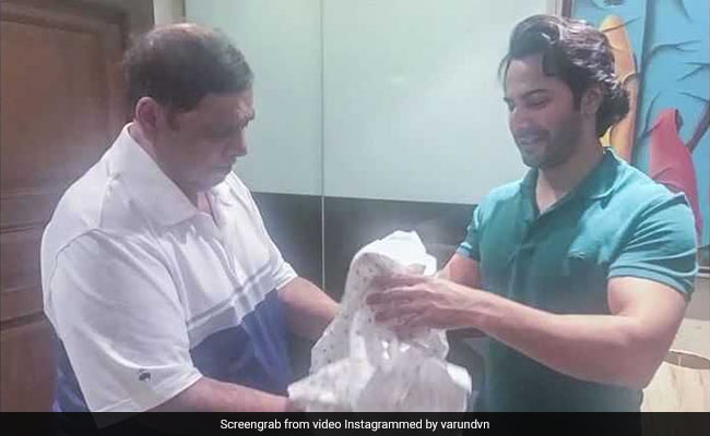 वरुण धवन ने 'मौजी'पन से पिता को चौंकाया, 3 घंटे में तैयार कर डाला ये Surprise Gift