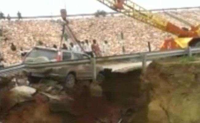 SUV Falls Into Ditch, Then Rescue Botch-Up. Watch