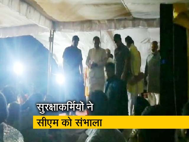 जन आशीर्वाद यात्रा के दौरान मंच से फिसले शिवराज सिंह चौहान