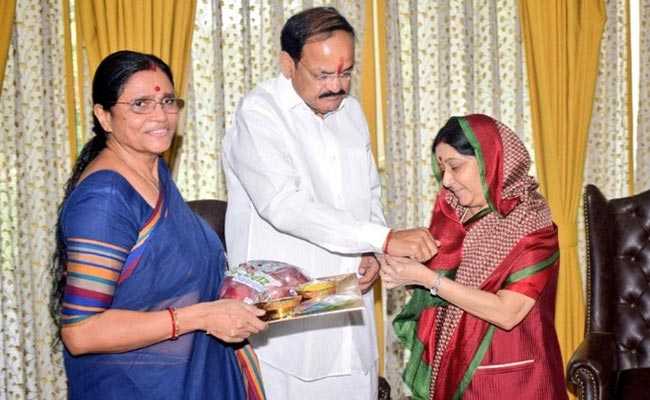 सुषमा स्वराज ने वेंकैया नायडू को बांधीं राखी, PM मोदी और राष्ट्रपति कोविंद ने बच्चों संग मनाया रक्षाबंधन, देखें खूबसूरत तस्वीरें