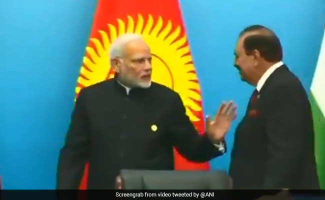 रिश्तों में तनाव के बीच पीएम मोदी ने पाकिस्तान के राष्ट्रपति से मिलाये हाथ, कुछ कहा भी
