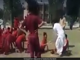 Viral Video: प्रिंसिपल के बेटे को मारा थप्पड़ तो दी ऐसी सजा, बेरहमी से पीटा Viral Video: प्रिंसिपल के बेटे को मारा थप्पड़ तो दी ऐसी सजा, बेरहमी से पीटा