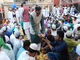 पाकिस्तानी उच्चायुक्त हजरत निजामुद्दीन औलिया दरगाह की इफ्तार में शामिल हुए पाकिस्तानी उच्चायुक्त हजरत निजामुद्दीन औलिया दरगाह की इफ्तार में शामिल हुए