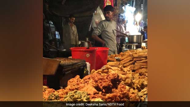 This 24x7 Pakora Stall Outside Bangla Sahib Gurudwara Is Perfect For Late Night Cravings