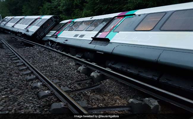 Paris Suburban Train Overturns, 7 Slightly Injured