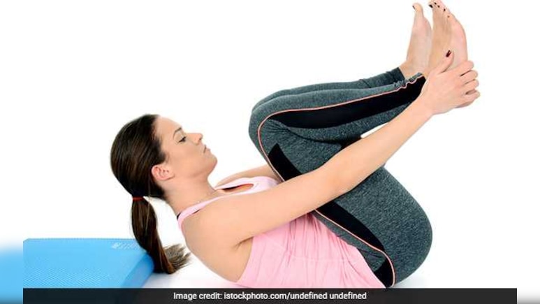 Pawanmuktasana Benefits: कब्ज, गैस और अपच जैसी समस्याओं के लिए बेहद फायदेमंद है पवनमुक्तासन