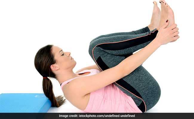 Pawanmuktasana Benefits: कब्ज और शरीर की आलस को दूर करने में मददगार है पवनमुक्तासन