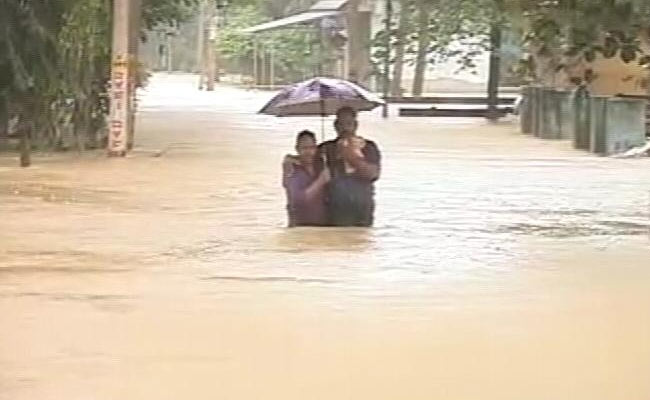 Kerala Floods: बाढ़ से तबाह केरल की मदद को बढ़े हाथ, बाढ़ के कहर से निपटने के लिए कई राज्यों ने मदद का ऐलान किया