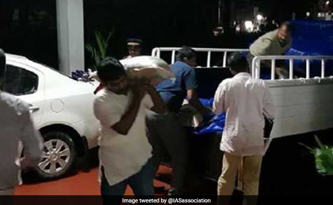 Kerala Flooding: IAS ऑफिसर ने कंधों पर उठाई चावल की बोरियां, ऐसे कर रहे पीड़ितों की मदद