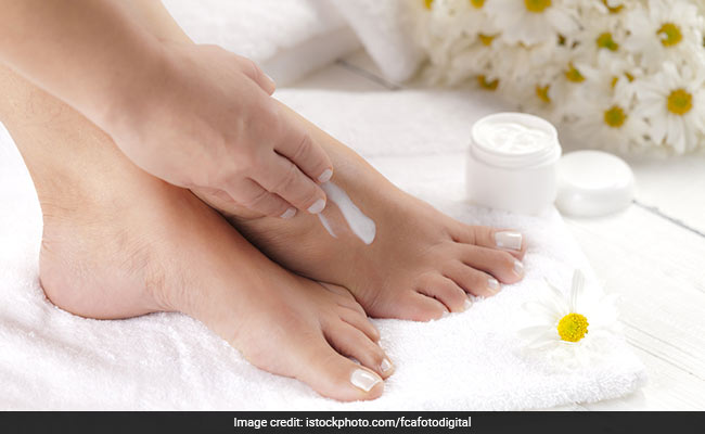 पैरों में जमी गंदगी को दूर करेगा हॉट स्टोन पेडीक्योर, जानें इसके 5 गजब के फायदे