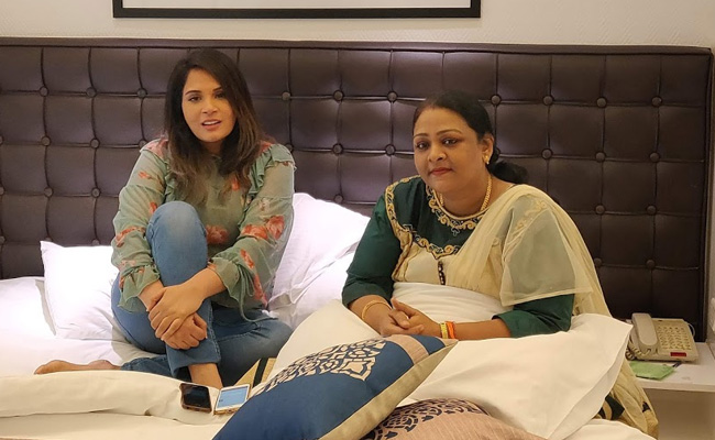 साउथ की सुपरहिट एडल्ट स्टार शकीला के पास पहुंचीं ऋचा चड्ढा, सीख डाले ये सबक