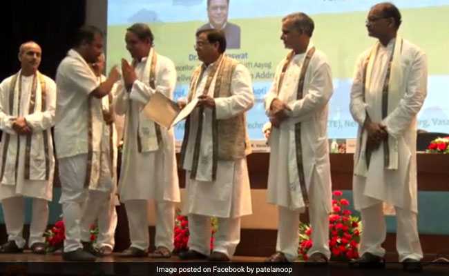 At JNU Convocation, Student Refuses To Shake Hands With Vice Chancellor