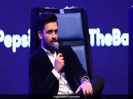 Atif Aslam ने पाकिस्तानी स्वतंत्रता दिवस परेड में गाए भारतीय गाने, हुए ट्रोल, आवाम बोली- बहिष्कार करो Atif Aslam ने पाकिस्तानी स्वतंत्रता दिवस परेड में गाए भारतीय गाने, हुए ट्रोल, आवाम बोली- बहिष्कार करो