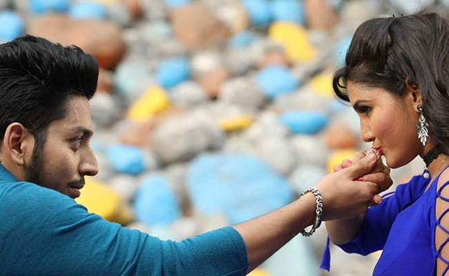 भोजपुरी का सबसे महंगा वीडियो करने के बाद इस एक्टर ने की 'सनी लियोन' से सगाई, फोटो हुईं वायरल