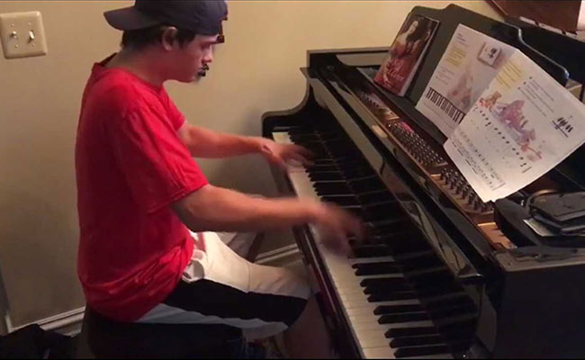 Family Is Amazed When Pizza Delivery Guy Plays Beethoven On Their Piano