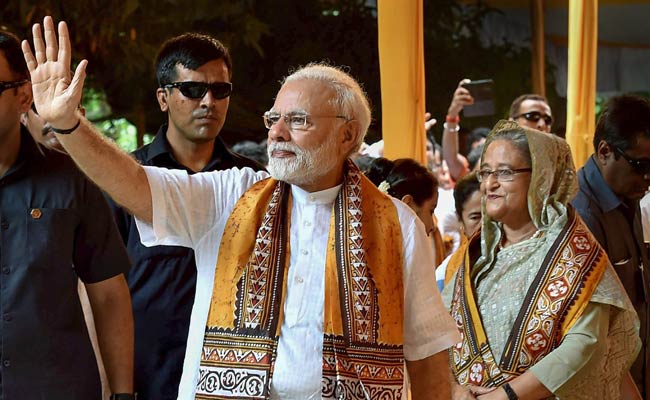 Bengal Man Breaks PM Modi's Security Cordon To Give Rabindranath Tagore Portrait