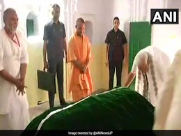 PM Modi Pays Homage, Offers 'Chadar' At Kabir's Mausoleum PM Modi Pays Homage, Offers 'Chadar' At Kabir's Mausoleum