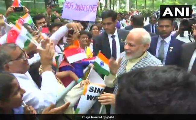 LIVE: सिंगापुर में होटल के बाहर भारतीय समुदाय के लोगों से मिले पीएम नरेंद्र मोदी