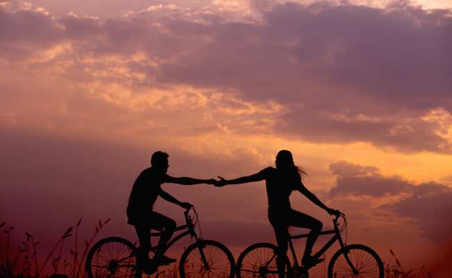 आजमाएं ये 7 तरीके पार्टनर एक पल भी नहीं रह पाएगा आपके बिना