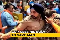 Sikh Police Officer Who Saved Muslim Man From Mob Is Hero On Social Media Sikh Police Officer Who Saved Muslim Man From Mob Is Hero On Social Media