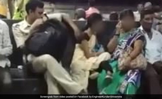 बहाने से महिला को छूने की कोशिश कर रहा था पुलिसवाला फिर हुआ कुछ ऐसा