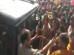 VIDEO: शिव भक्त 'कांवड़ियों' का तांडव जारी, दिल्ली के बाद अब बुलंदशहर में पुलिस जीप के परखच्चे उड़ाए VIDEO: शिव भक्त 'कांवड़ियों' का तांडव जारी, दिल्ली के बाद अब बुलंदशहर में पुलिस जीप के परखच्चे उड़ाए