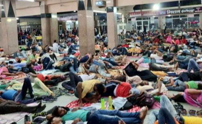 नौकरी के लिए इतना संघर्ष क्यों?