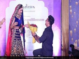 Video: फैशन शो के बीच 'गर्लफ्रेंड' को प्रपोज कर रहा था ये एक्टर और फिर हुआ ऐसा... Video: फैशन शो के बीच 'गर्लफ्रेंड' को प्रपोज कर रहा था ये एक्टर और फिर हुआ ऐसा...