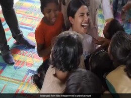 प्रियंका चोपड़ा पर अचानक कूद पड़े बच्चे, कुछ ऐसा हुआ हाल... देखें Video प्रियंका चोपड़ा पर अचानक कूद पड़े बच्चे, कुछ ऐसा हुआ हाल... देखें Video