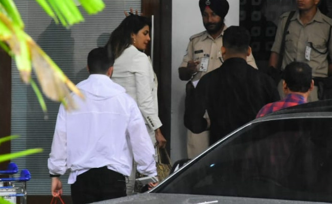 Priyanka Chopra And Nick Jonas Fly Out To Mystery Destination. See Airport Pics