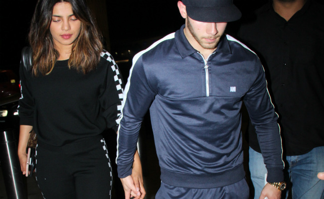 Priyanka Chopra And Nick Jonas Exit Mumbai, Hand-In-Hand. Don't Go, We Want More Pics