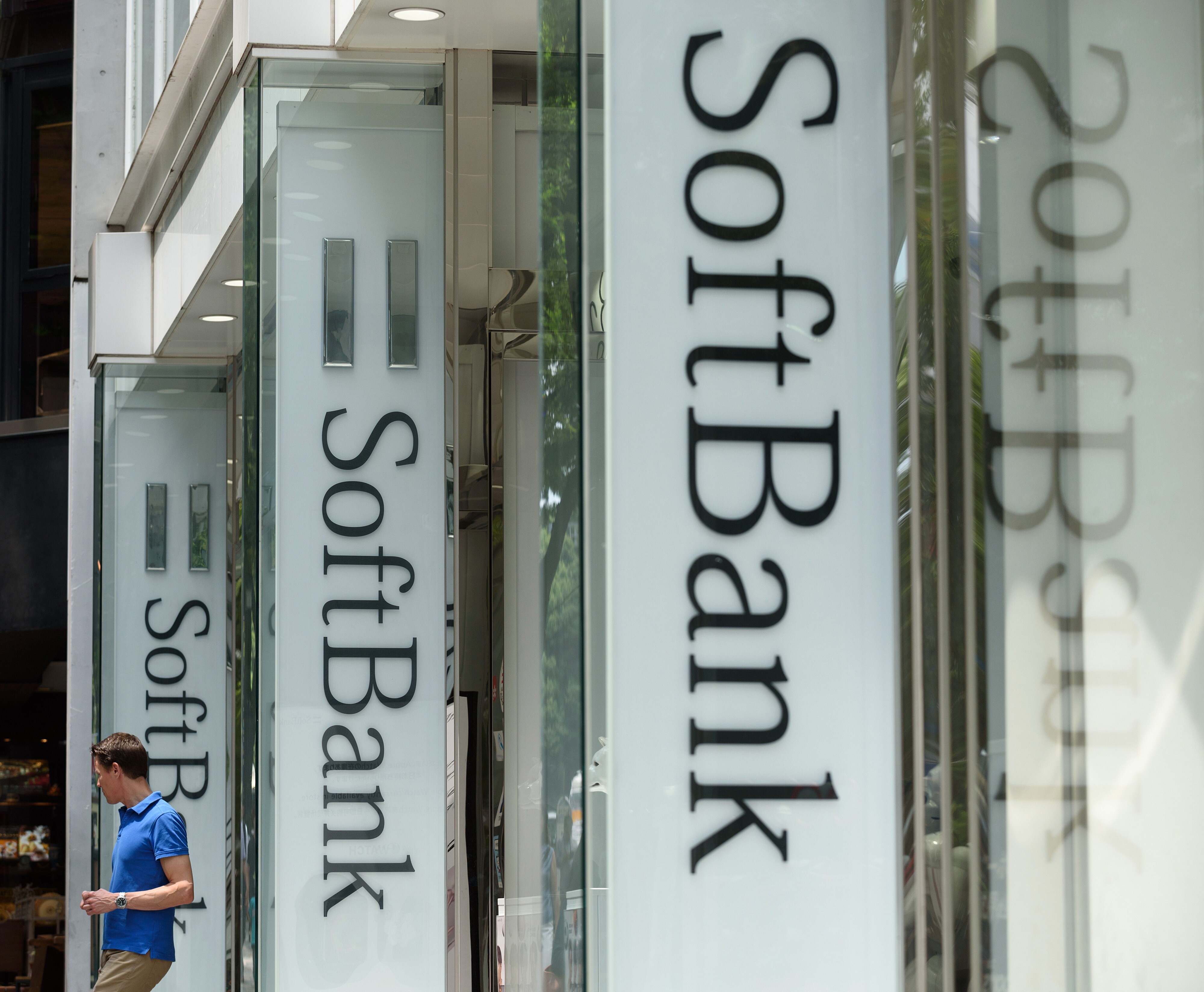 Softbank stores (Photographer: Akio Kon/Bloomberg)
