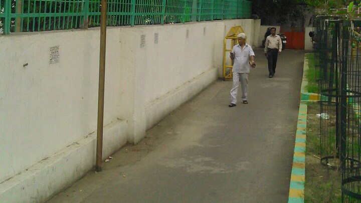 Local hardly use cycle tracks for walking and choose to take to the main roads instead. (Photo: Mayank Mishra/ <b>The Quint</b>)