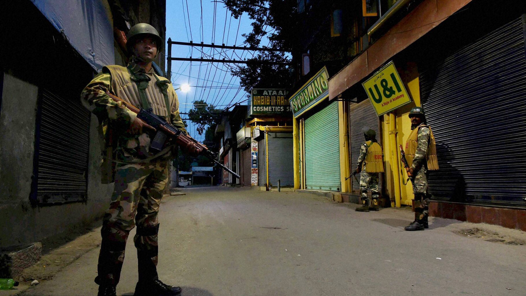 Security forces stand guard during night curfew in Lal Chowk area of Srinagar, 15 August, 2016. (Photo: PTI)