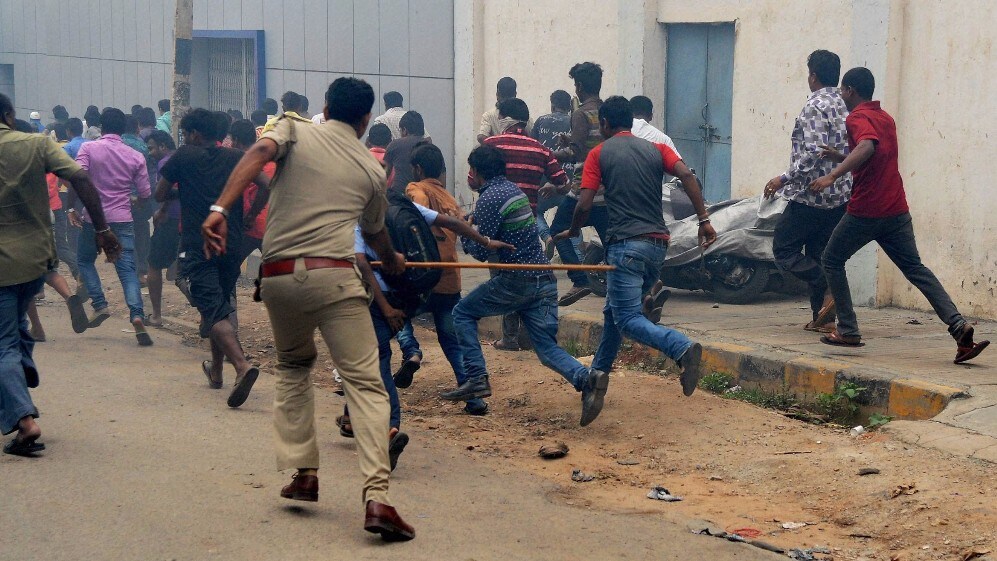 Police personnel disperse pro-Kannada activists during their violent protest over Cauvery water row, in Bengaluru. (Photo: <b>The Quint</b>)