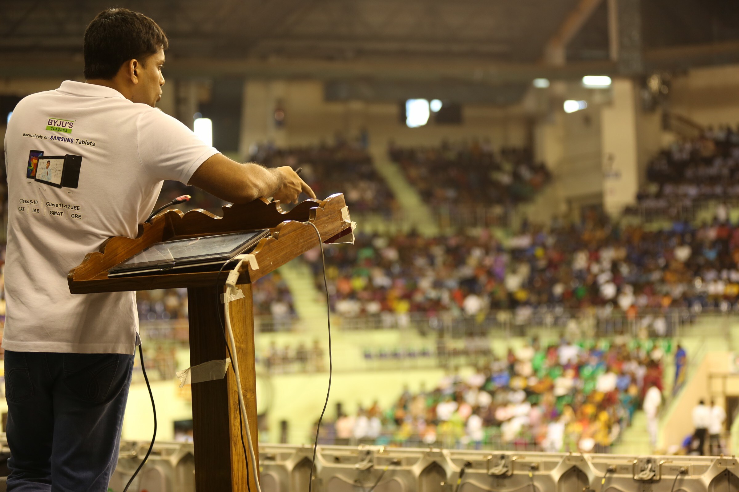 Byju addresses thousands of students in a stadium in Bangalore. (Source: Byju's)