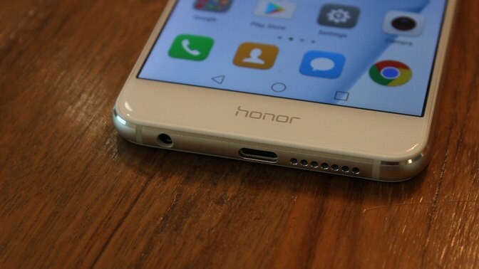 Huawei Honor 8 is launching soon in India. (Photo: <b>The Quint</b>)
