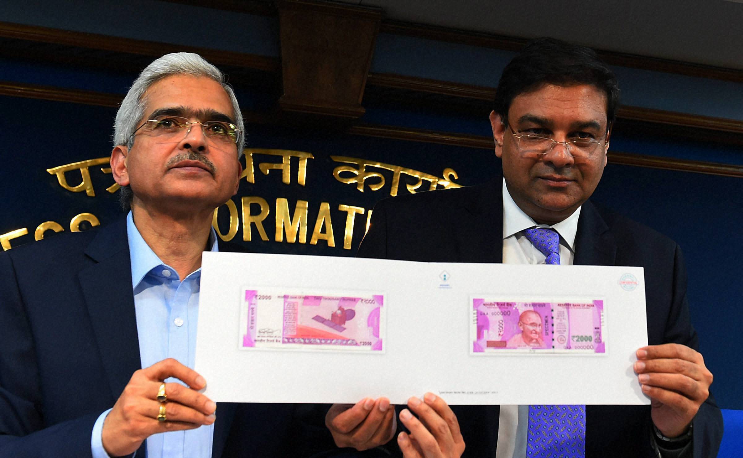 New Delhi : RBI Governor, Urjit Patel with Finance Secretary Shashikant Das showing specimen notes of new Rs.2000 during their press conference in New Delhi on Tuesday. (Photographer: Shahbaz Khan/PTI)