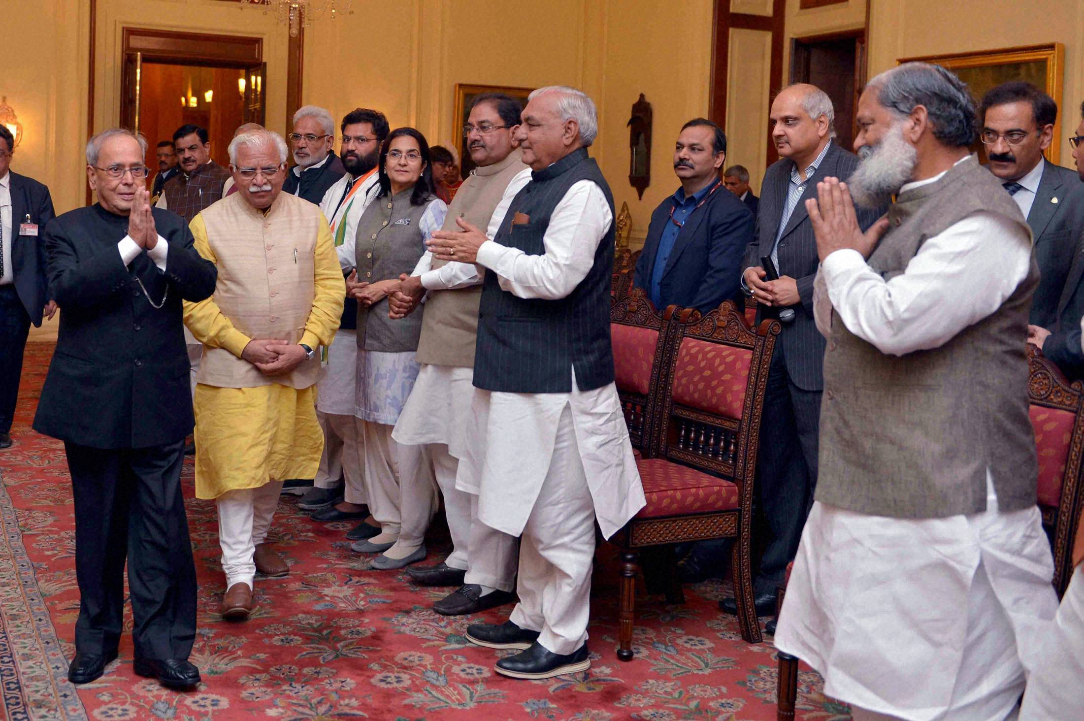 Manohar Lal Khattar, Chief Minister of Haryana along with the committee members meeting President Pranab Mukherjee on Monday, 28 November 2016. (Photo: PTI)
