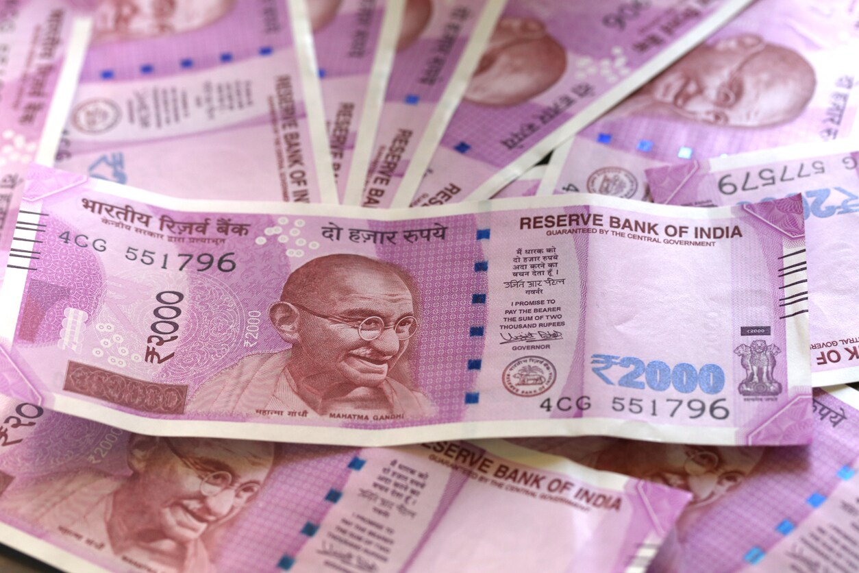 I-T Officer caught taking bribe of Rs 24 lakh, all in new notes. Image used for representational purpose. (Photo: iStock)
