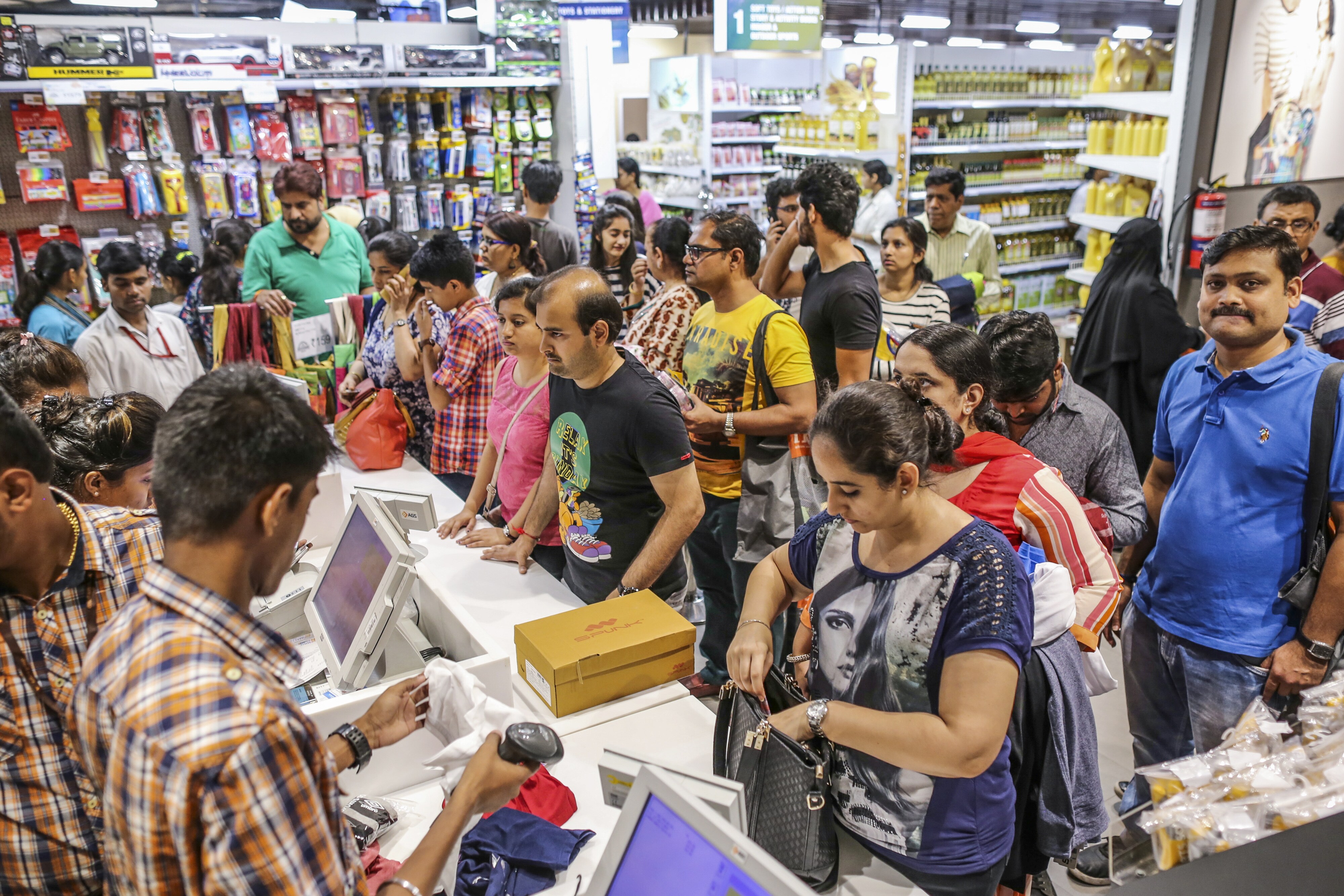Customers line up at checkout counters inside a Big Bazaar hypermarket in Mumbai, India, on April 16, 2017. (Photographer: Dhiraj Singh/Bloomberg)