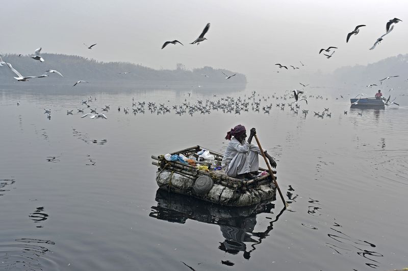 Yamuna river in New Delhi shrouded in smog on Nov. 11. (Photographer: Anindito Mukherjee/Bloomberg)